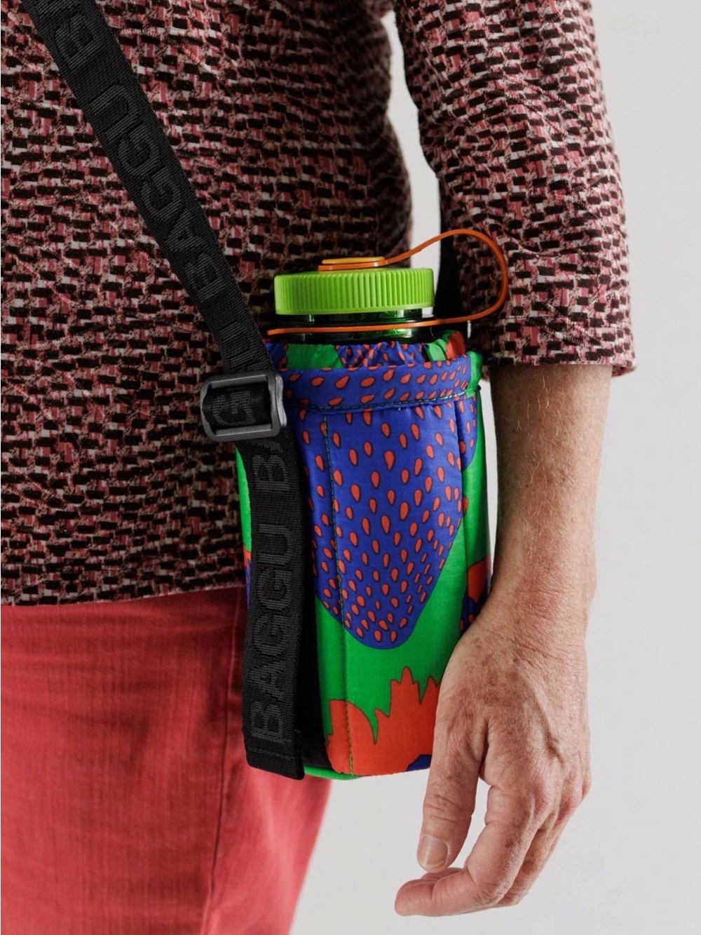 Baggu puffy water bottle sling Strawberry